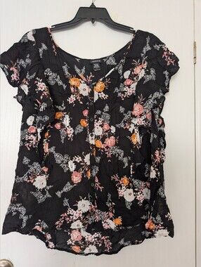 Torrid Women's Blouse Black Floral Ruffles Short Sleeves Size 3X